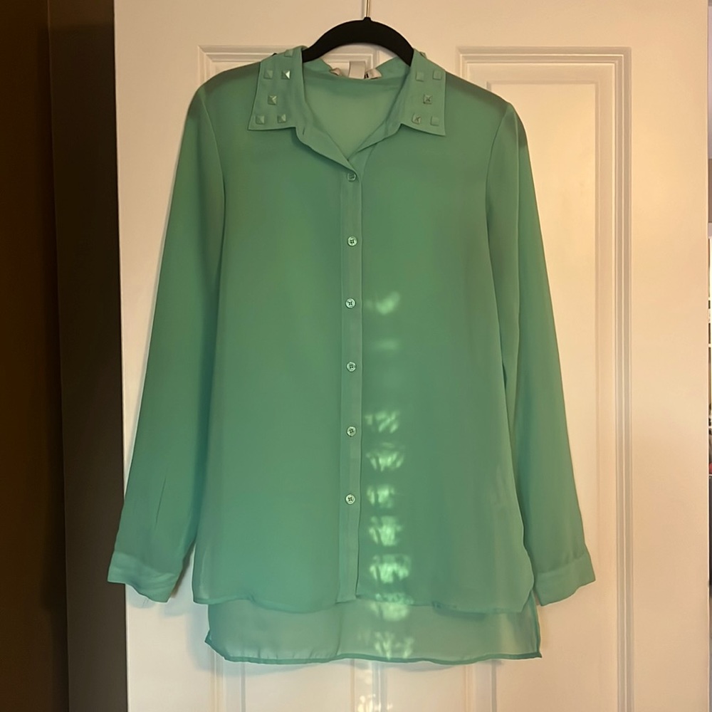 Women’s blouse w/ collar detail